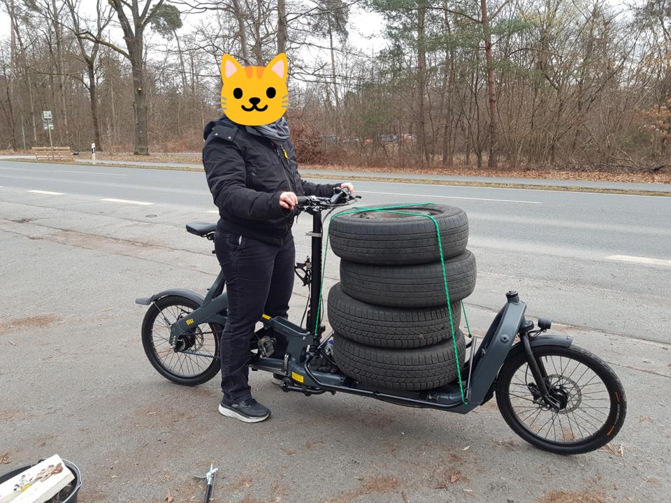 Der Stapel Reifen auf dem Lastenrad aufgeladen.