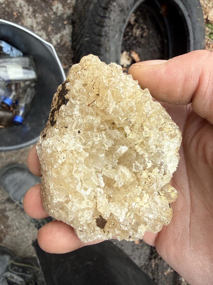 Kristall, der beim Muellsammeln gefunden wurde.