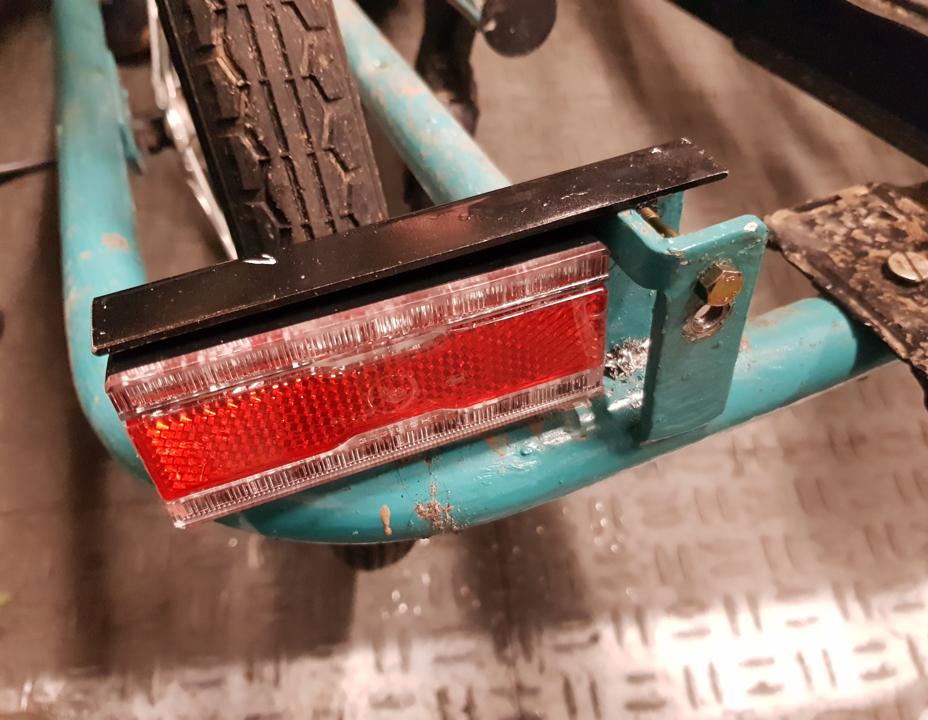 Ruecklicht mit Winkel am Anhaenger beschaeftigt.