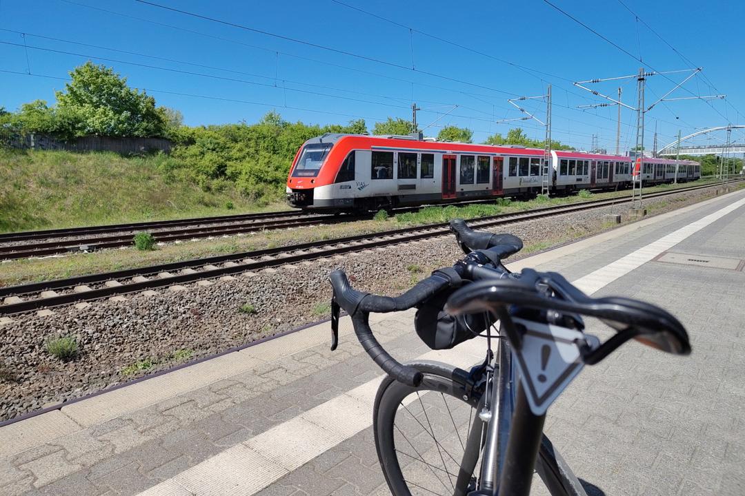 Warten auf die S-Bahn S6 nach Frankfurt-Louisa