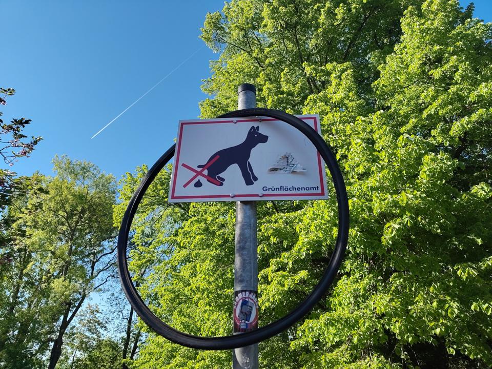 Continental Ultra Sport haengt an einem Schild des Gruenflaechenamts.