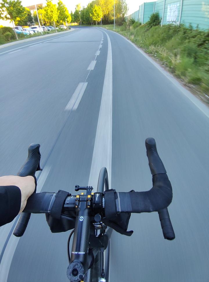 Das Koga-Miyata wird auf dem Radschnellweg in Egelsbach gefahren.