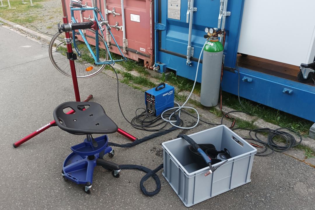 Aufgebautes Schweissequipment und eingespannter Rahmen.