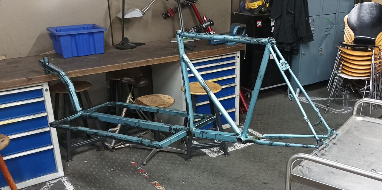 Rahmen mit Rostumwandler behandelt trocknet im zwanzig°