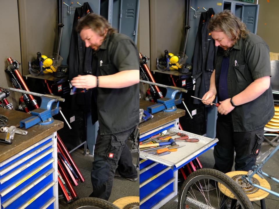 Pyro beim Bearbeiten der Lenksaeule.