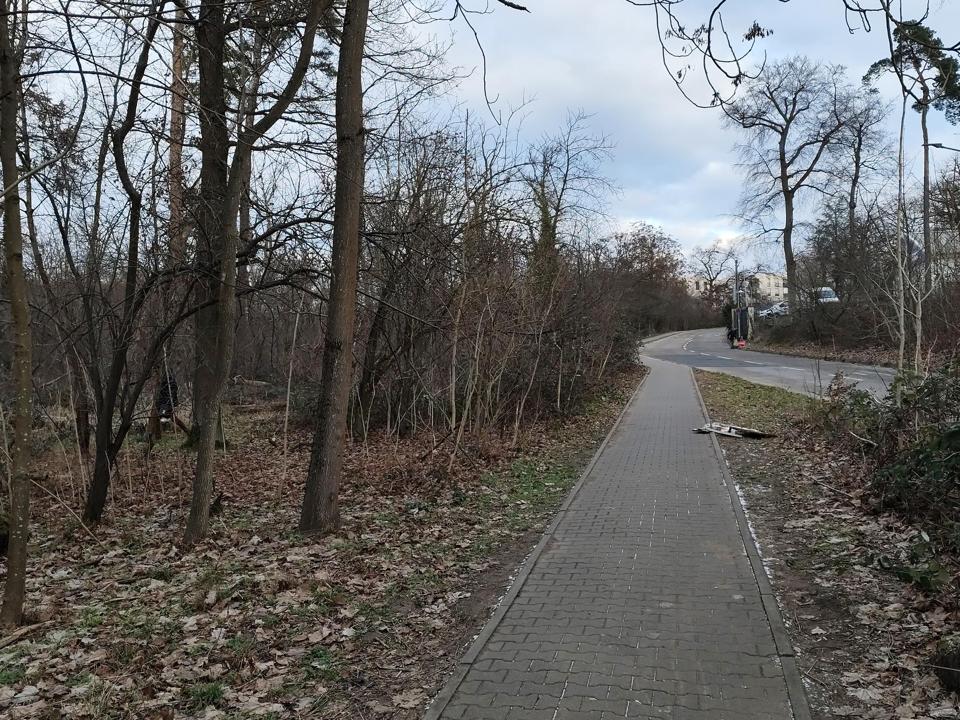 Kuechenteile liegen offen auf dem Fussweg