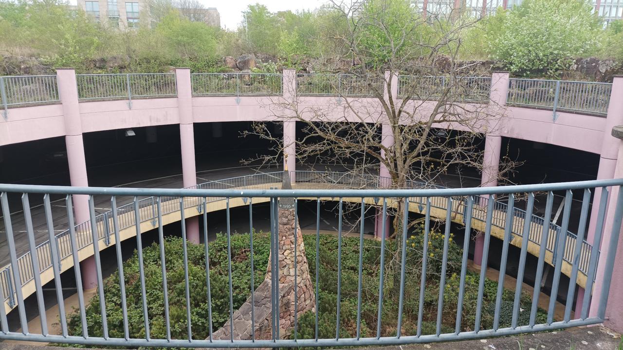 Loch mit Parkplaetzen