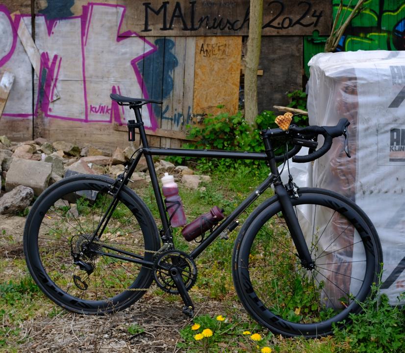 Koga-Miyata mit Waffel vor dem Mainusch