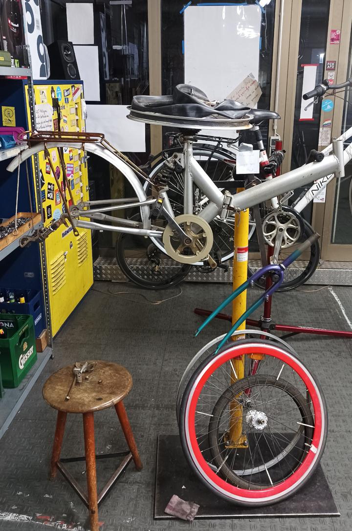 Klappradrahmen am Staender aufgehaengt, Laufraeder lehnen an.