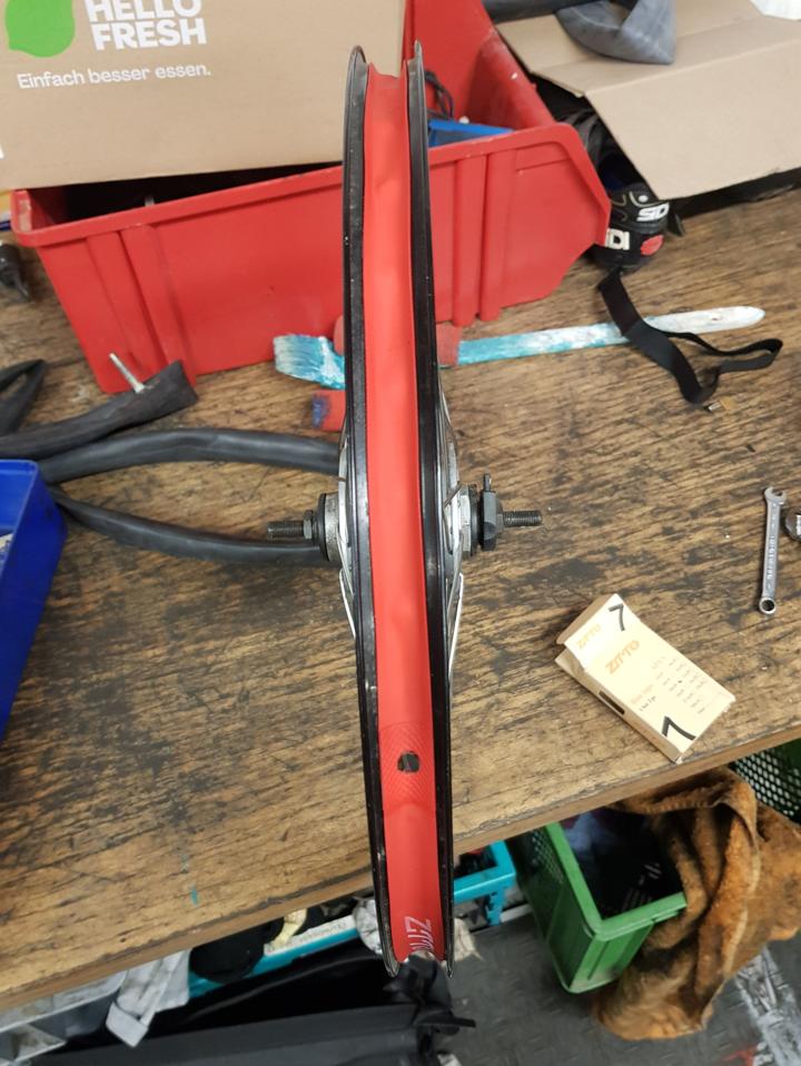 Neues Felgenband in der Felge eingelegt