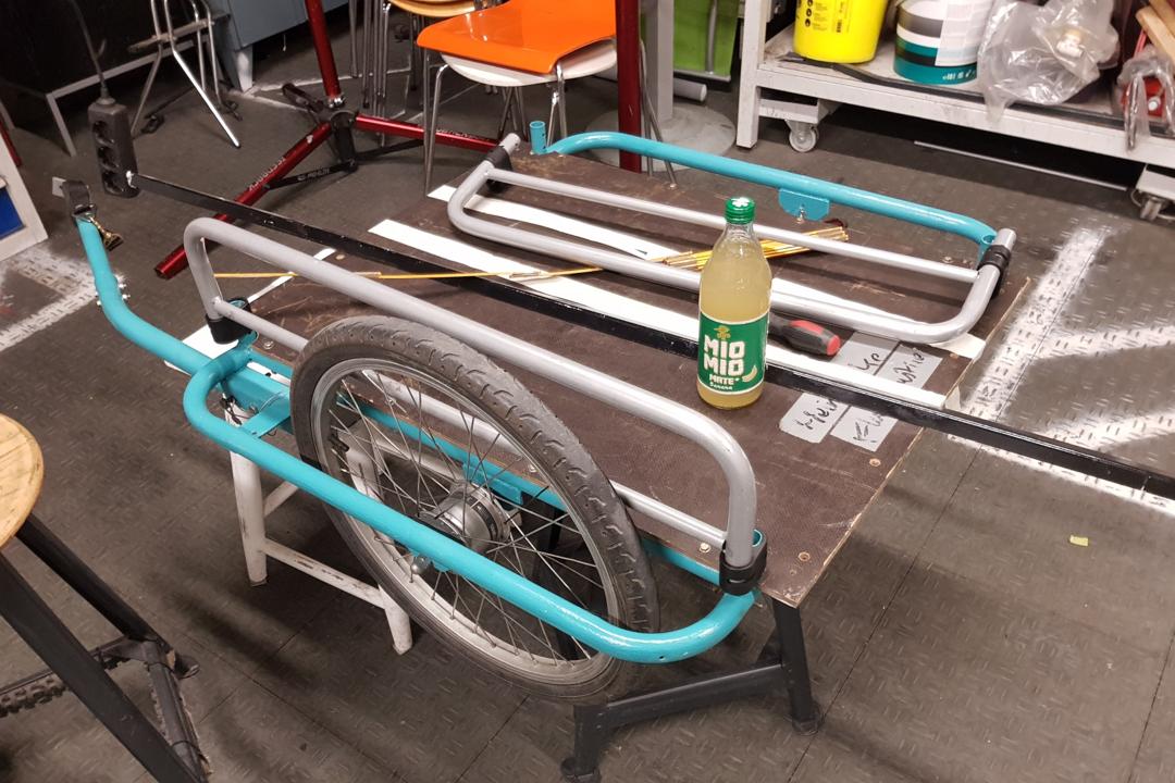 Reling auf der Aussenseite der Montagepunkte angesetzt.