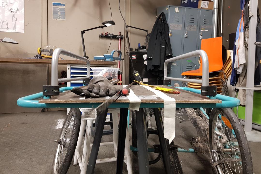 Reling auf der Innenseite der Montagepunkte angesetzt.