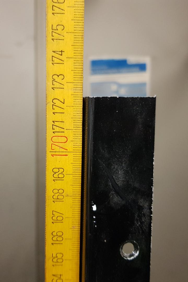 Aluprofil mit Zollstock daneben.