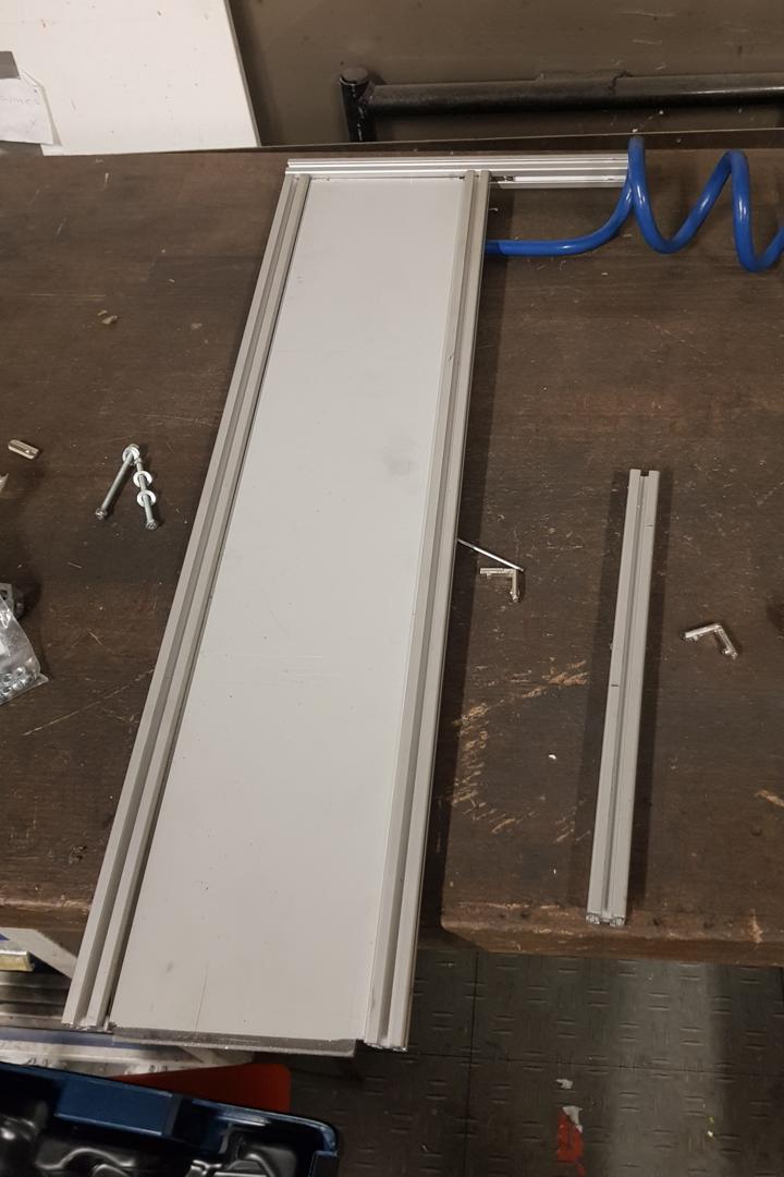 Die Tafel wird zusammengesetz.