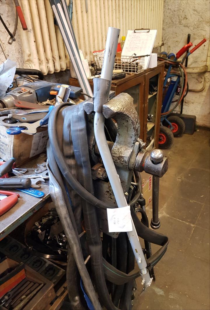 Deichsel im Schraubstock eingespannt.