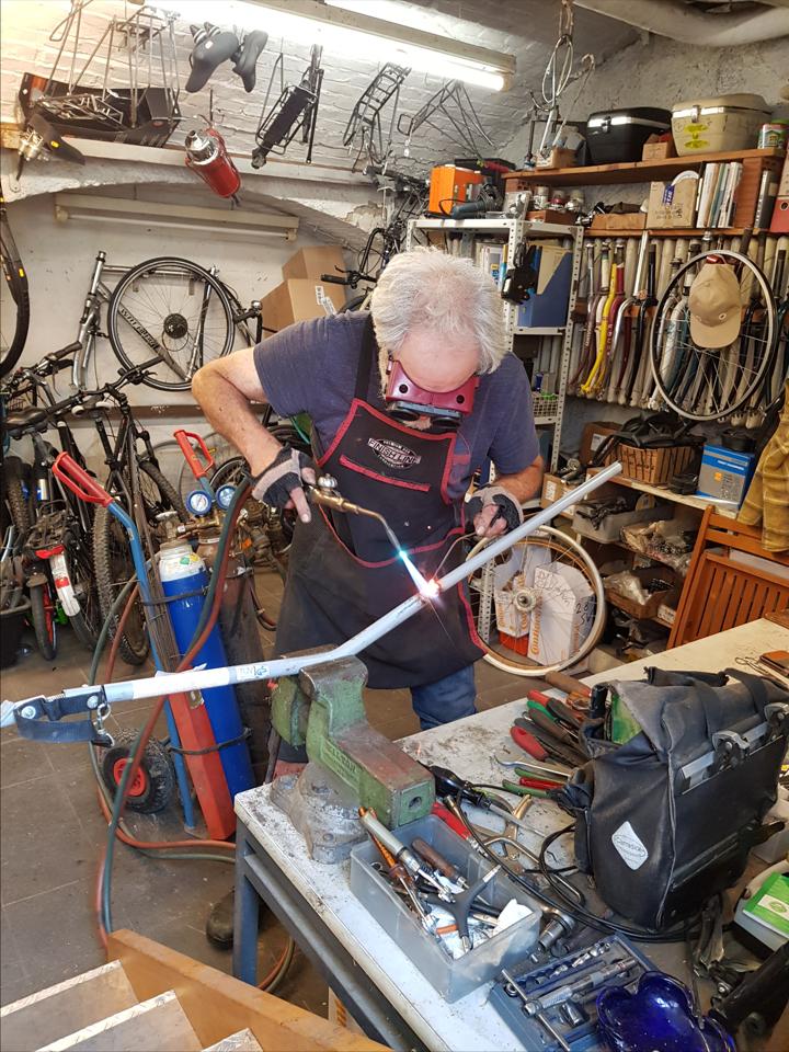 Gerhard John beim Schweissen der Deichsel