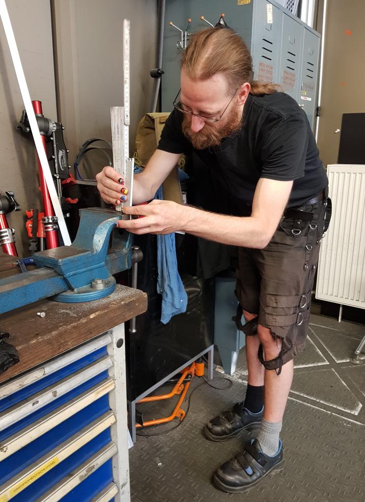 Gerade ausrichten des Aluminiumstueckes.