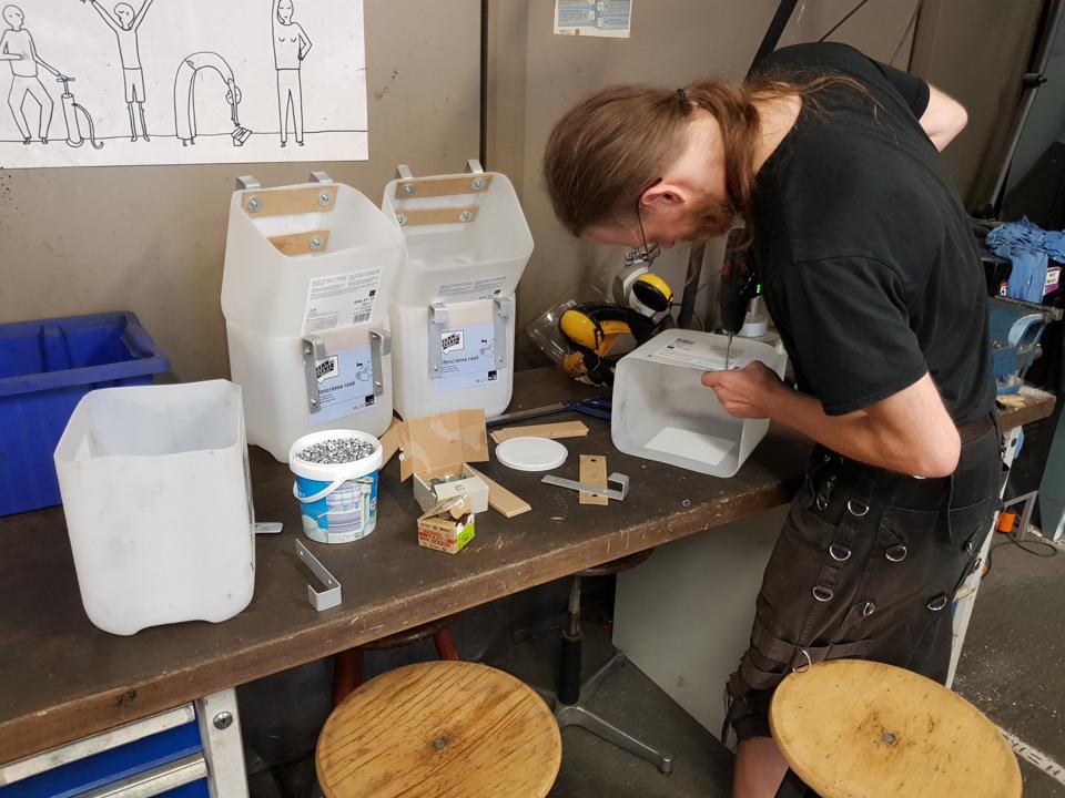 Die letzten zwei Kanister werden gefertigt.