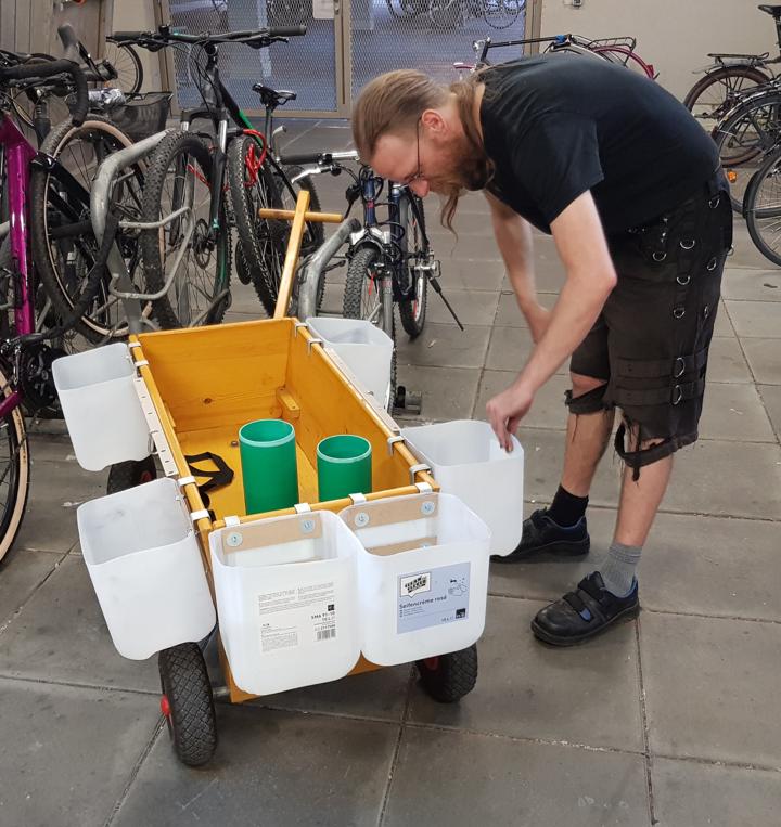 Dr. Dee haengt den letzten Kanister ein.