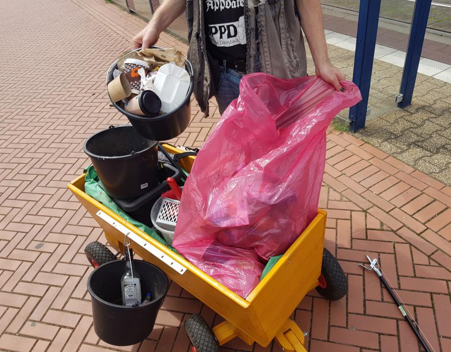 Waste-Buster mit erstem Muellsack, zur Haelfte gefuellt