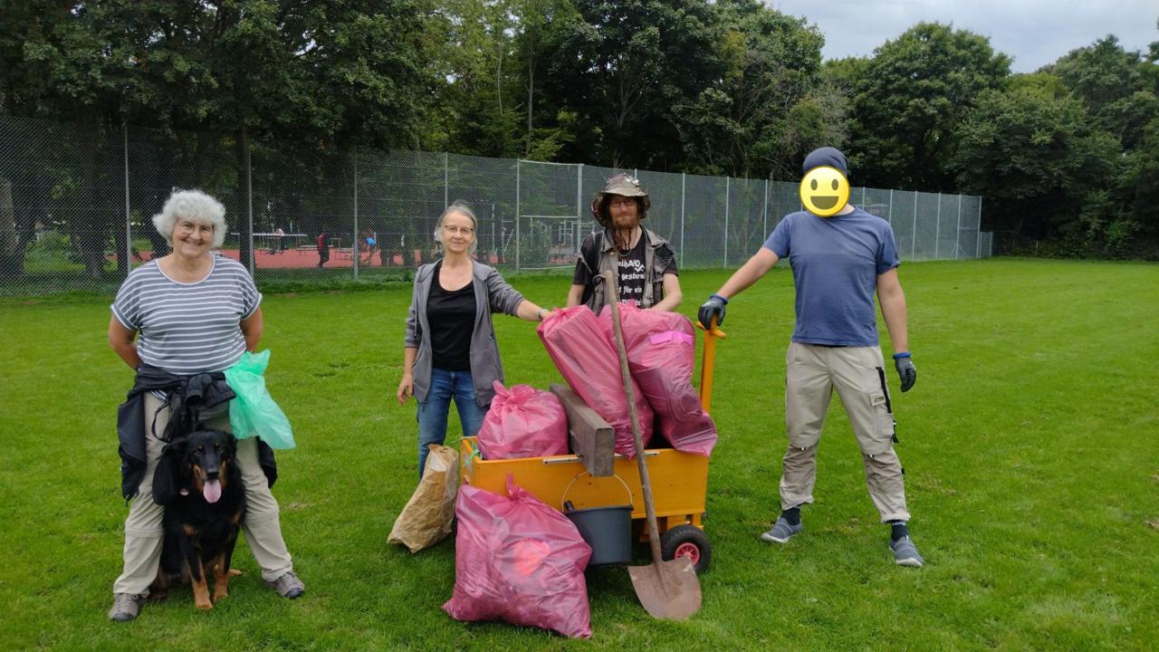 Vier von fuenf der Aufraeumcrew mit dem Sammelergebnis