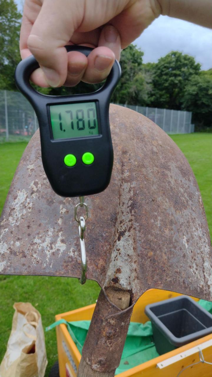 Schaufel haengt an der Waage