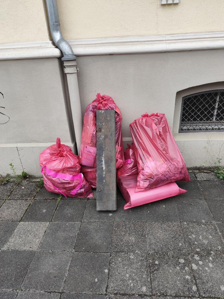 Muellsaecke warten auf Abholing