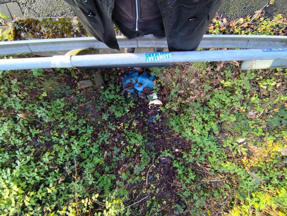 Muell einfach den Hang hinuntergeworfen