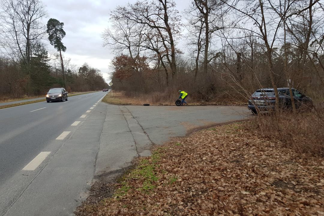 Kirstin rollt die Reifen aus dem Gebuesch zur Strasse.