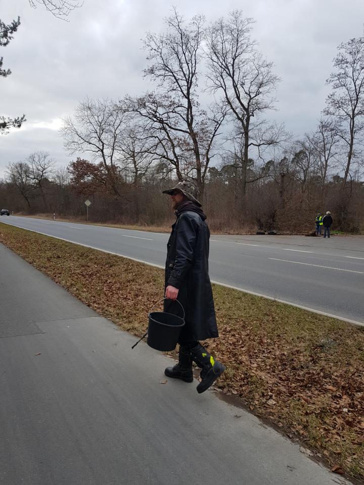 Dr. Dee beim Muellsammeln erwischt.