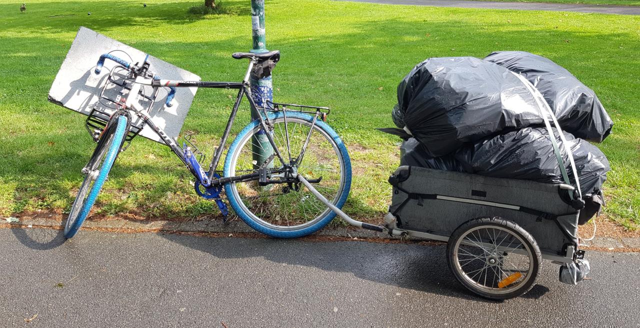 Muellfahrzeug im Herrngarten