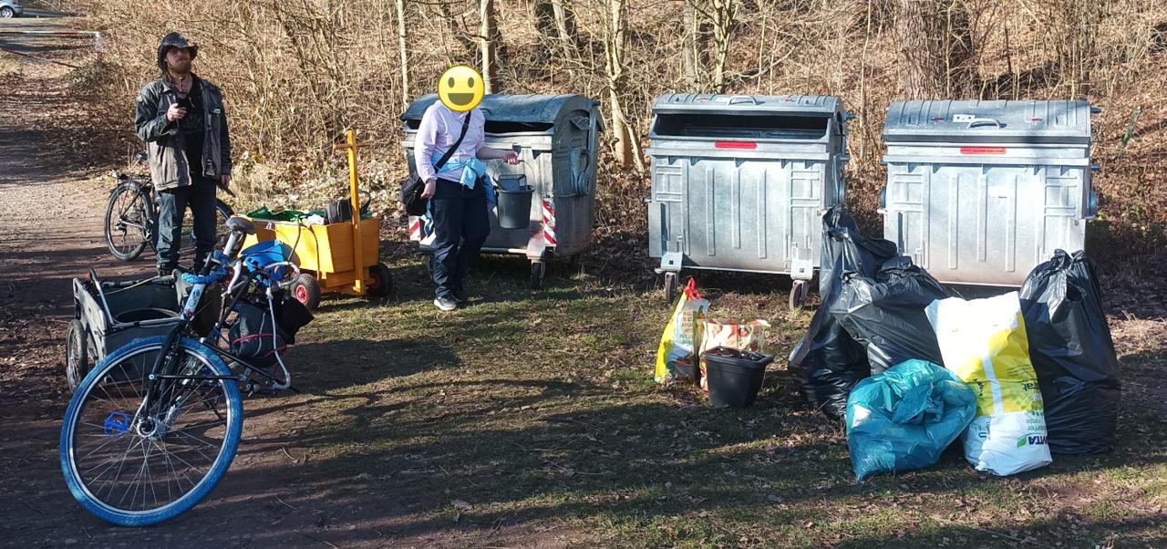 Der Crew faellt auf, dass einer nichts schafft und nur Bilder schiesst.