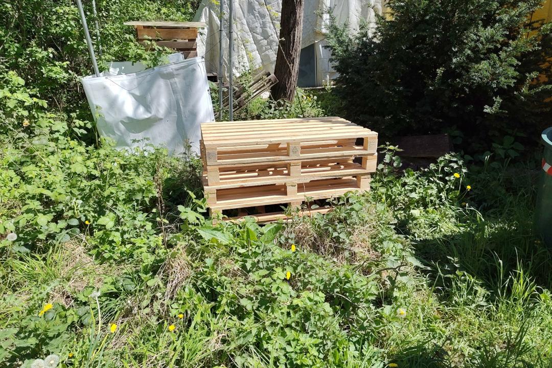 Palettenstapel hinter dem Werkstattzelt