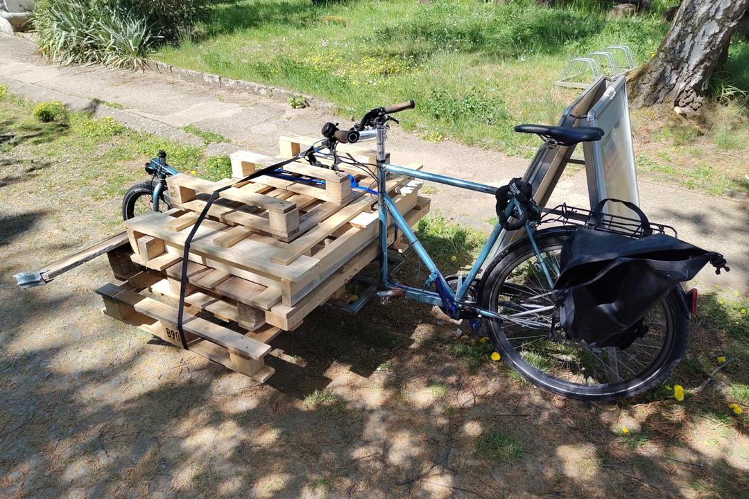 Samum mit Paletten beladen