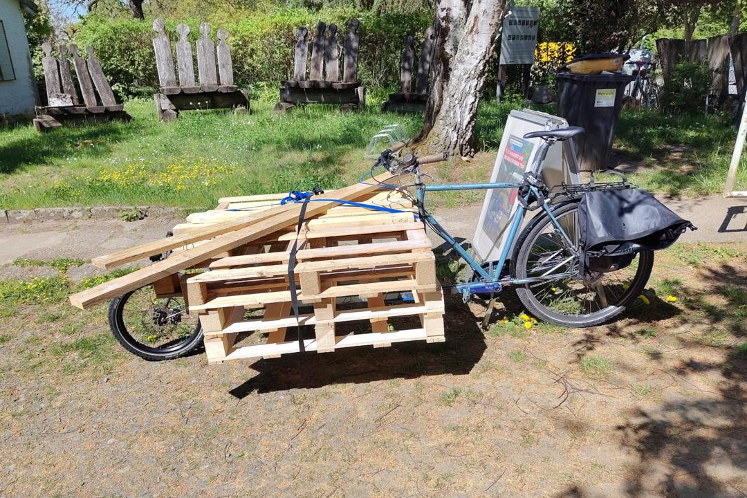 Samum mit Paletten beladen