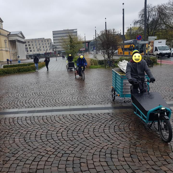 Die drei Fahrzeuge der Materialkarawane vor dem Hessischen Landesmuseum.