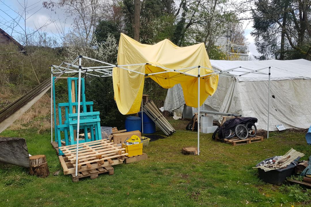 Werkstattpavillon halb abgedeckt.