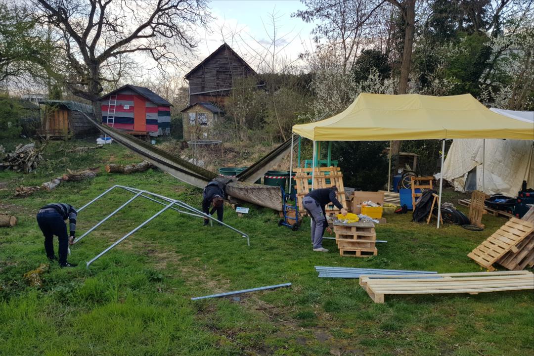 Die Crew beim Aufbau des Lagerzeltes