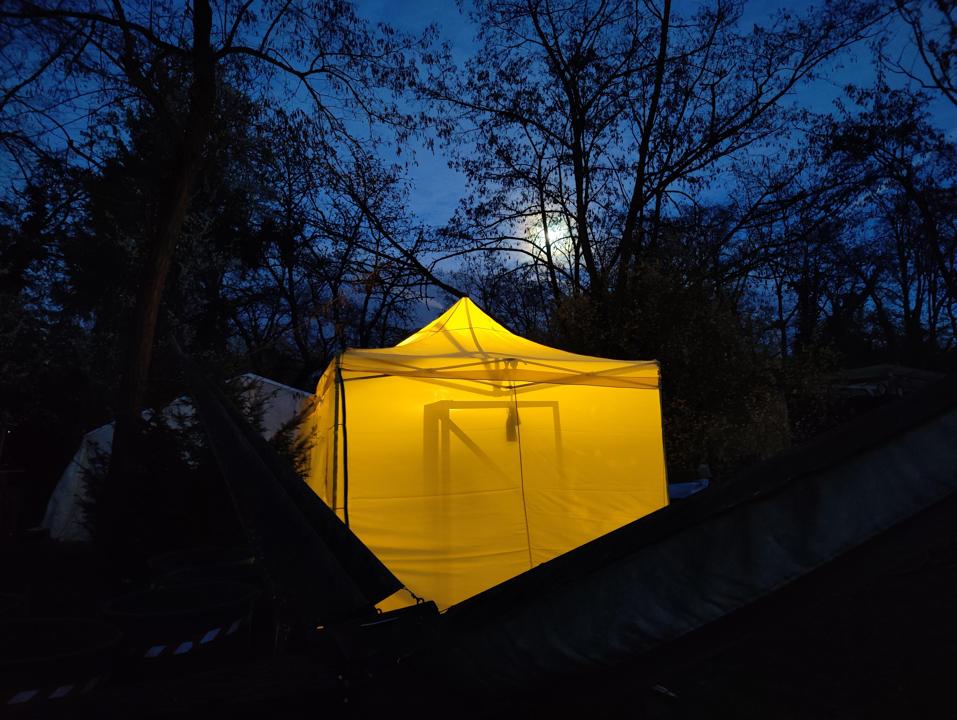 Der gleiche Werkstattpavillon, aber diesmal ein seitliches Bild.