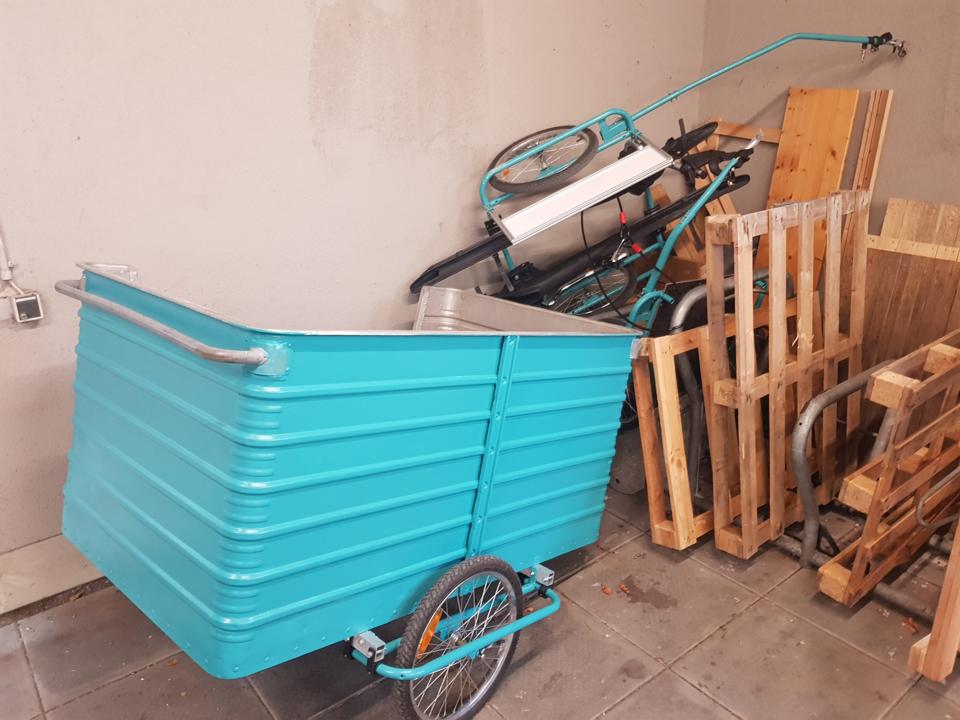 Ploggenom 3, Fahrradtransportanhaenger Cycle-Carrier und mehrere Paletten in der Fahrradgarage.