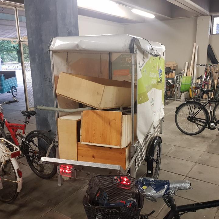 Der Baumarkt-Brummi beladen mit den Kaesten in der Fahrradgarage