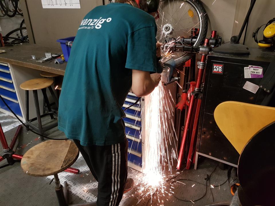 Pit mit der Flex zugange