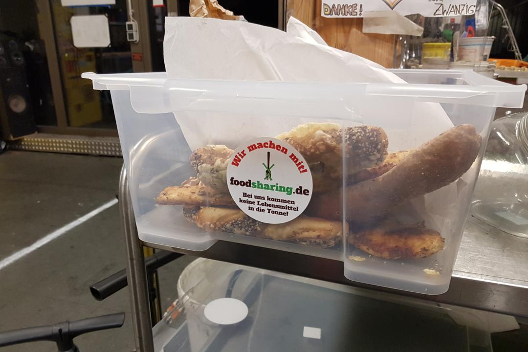 Box mit Foodsharing-Aufkleber, gefuellt mit Backwaren