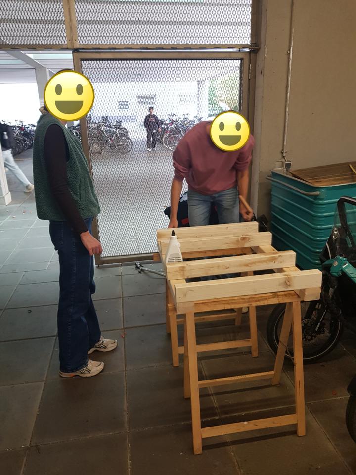 Franka und Johannes richten die Kanthoelzer aus