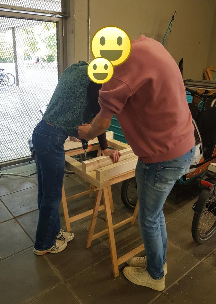 Zusammenschrauben des Fahrgestells