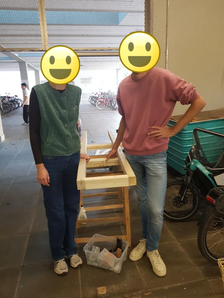 Franka und Johannes stehen an dem fertiggebautem Fahrgestell.