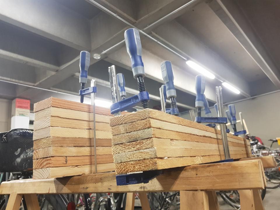 Traegerpakete, verleimt, in der Fahrradgarage, die dem zwanzig° angeschlossen ist.