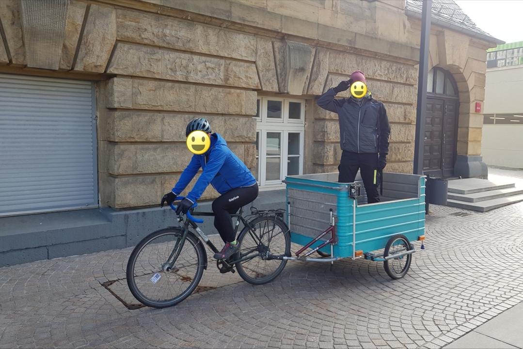 goto im Anhaenger stehend, den Ben zieht.