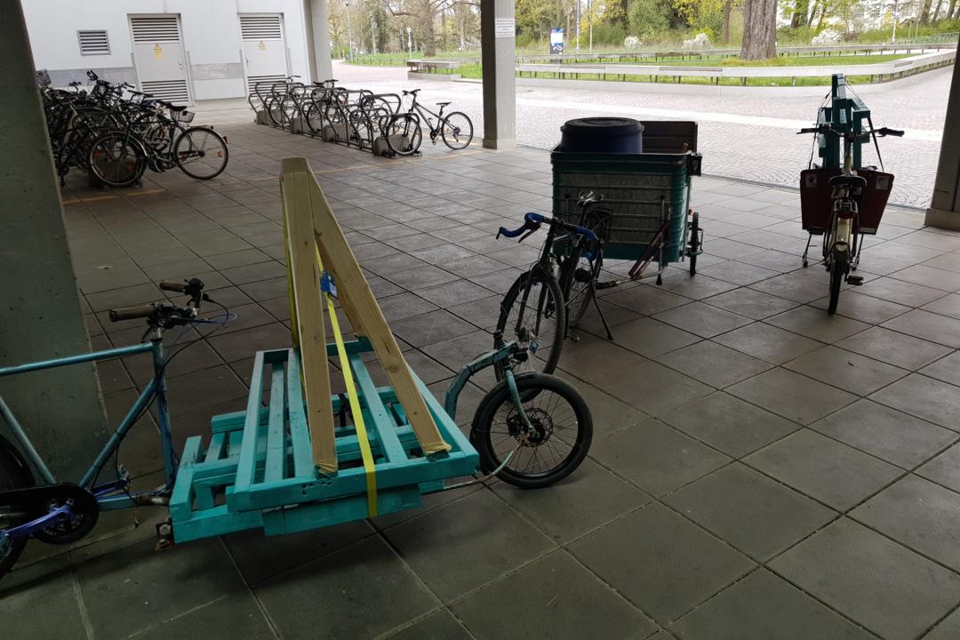 Fahrraeder beladen vor der Fahrradgarage, Samum im Vordergrund