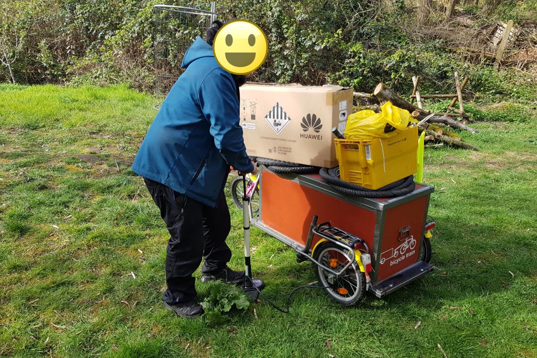 Reifen der Mini-Carla Cargo aufpumpen.